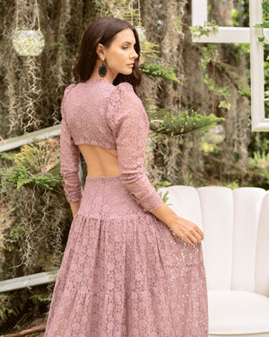 Vestido lila con escote.