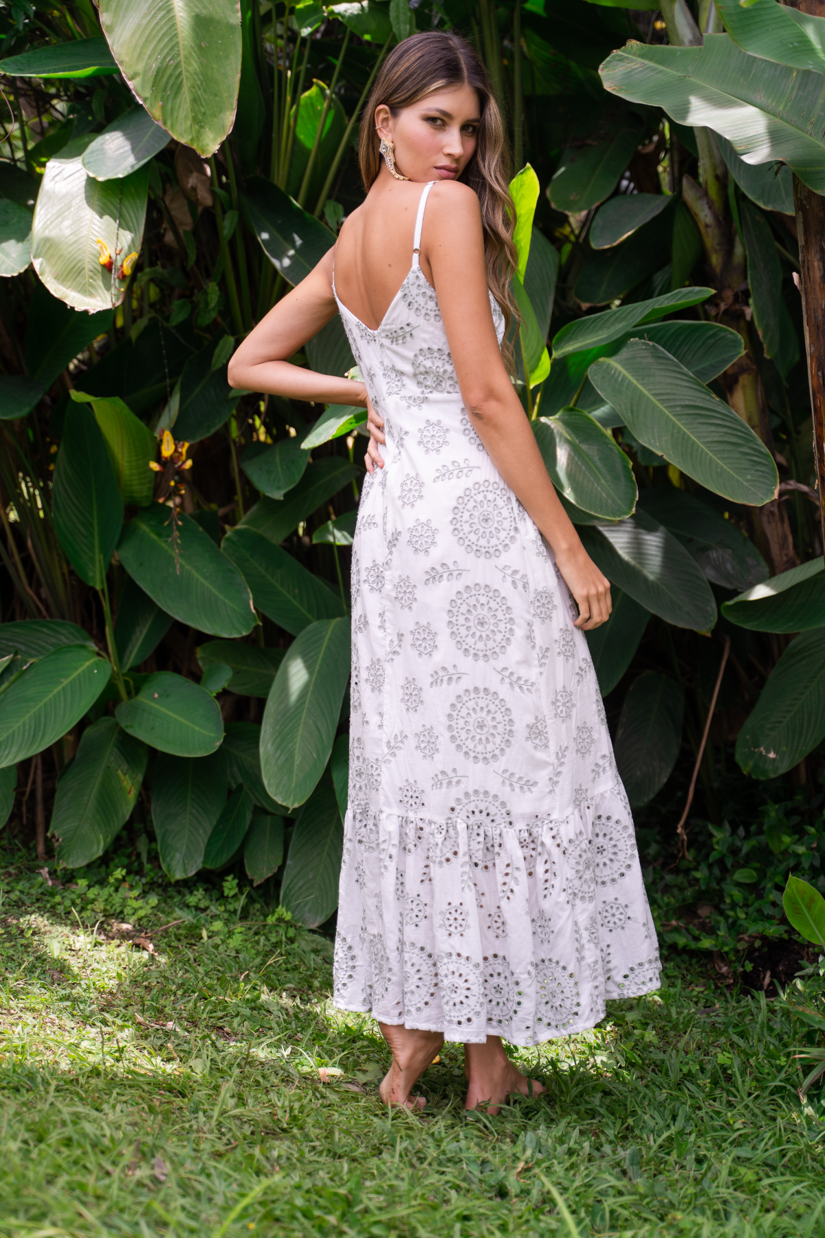 Vestido largo en ojalillo con escote en espalda.