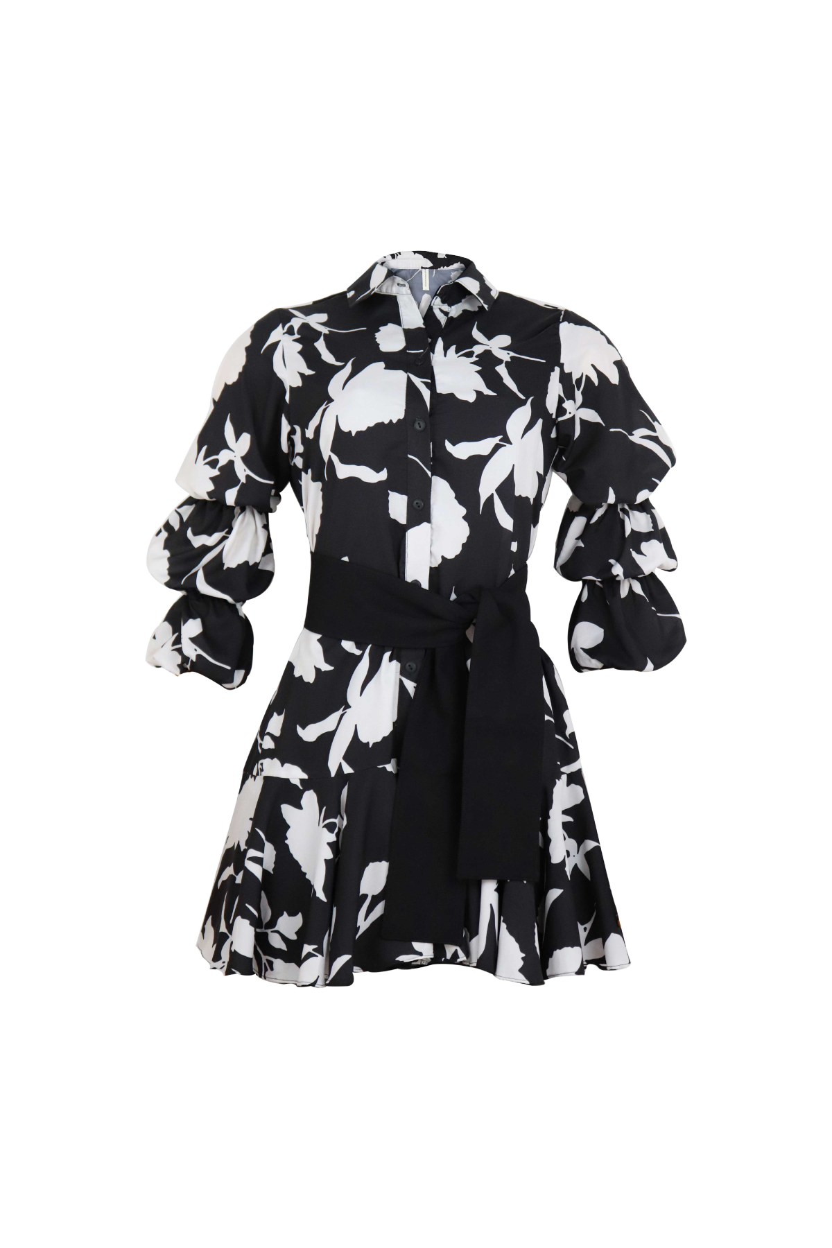 Vestido corto negro con cinturón.