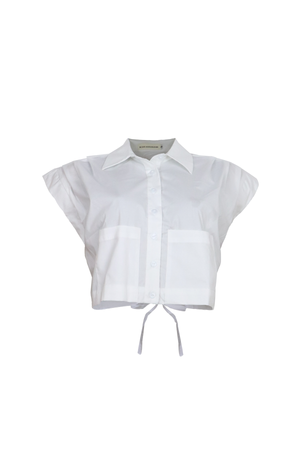 Camisa blanca tipo crop top con mangas cortas.
