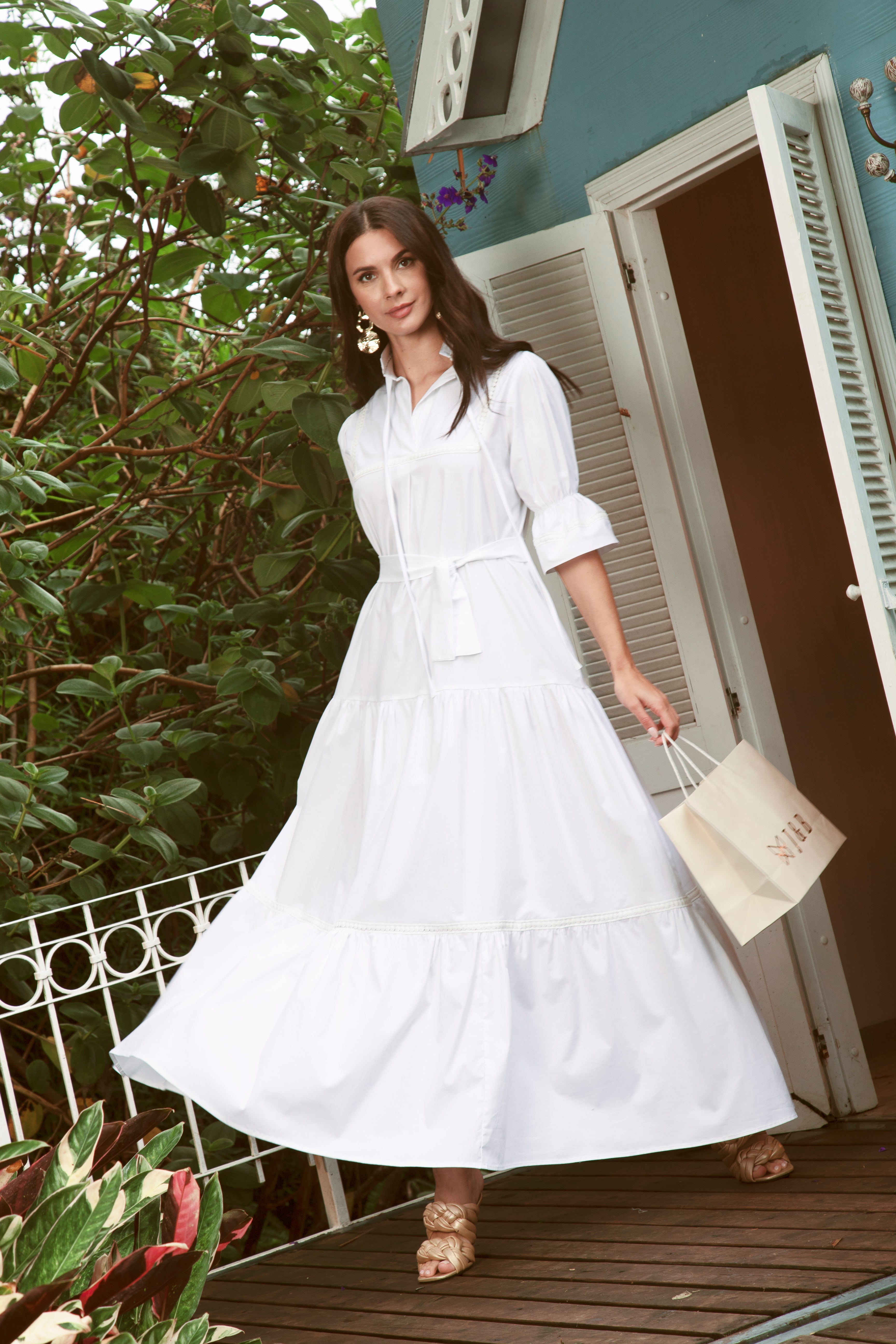Vestido blanco y largo con mangas midi.