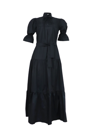 Vestido negro con detalles de textura delicados.