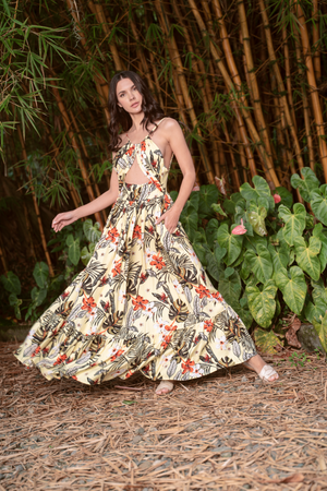 Vestido largo con escote delantero en color amarillo.
