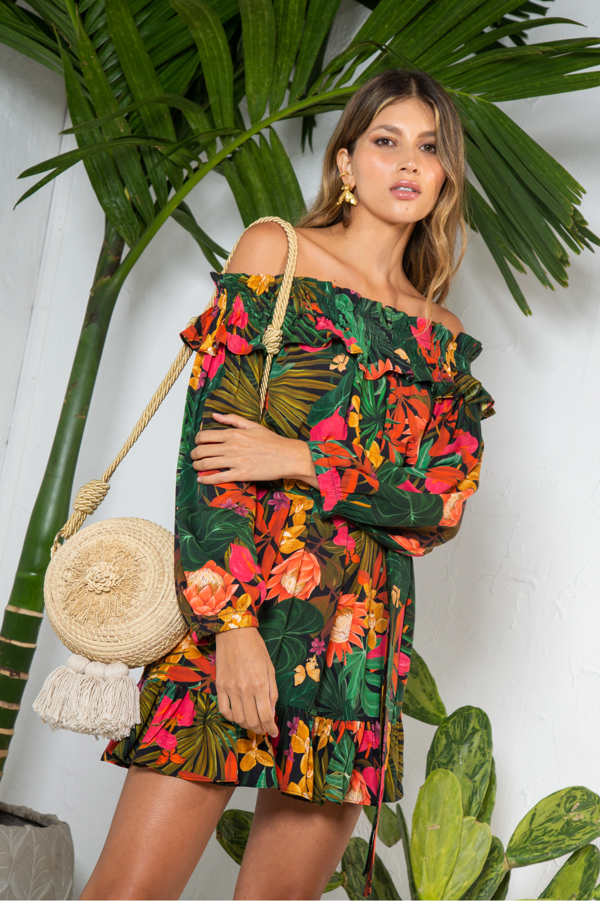 Vestido corto con estampado y bolso para playa.