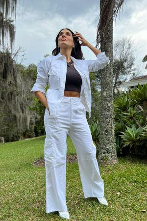 chaqueta con bolsillos blanca con pantalón tipo cargo
