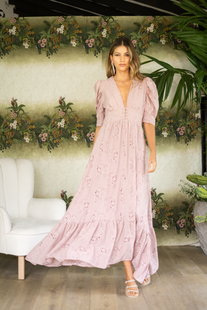 Vestido largo con pretina ancha y mangas midi en ojalillo.