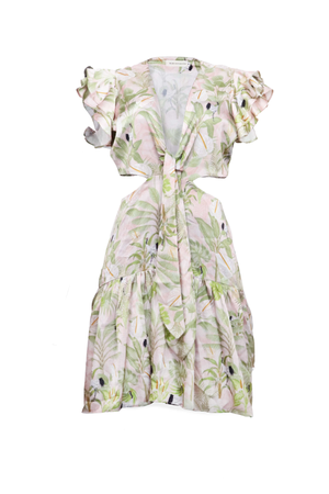 Vestido rosa con escote en la espalda y boleros en las mangas.