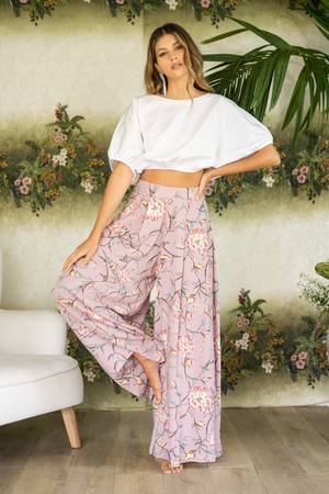 Pantalón palazzo rosa, con blusa tipo globo.