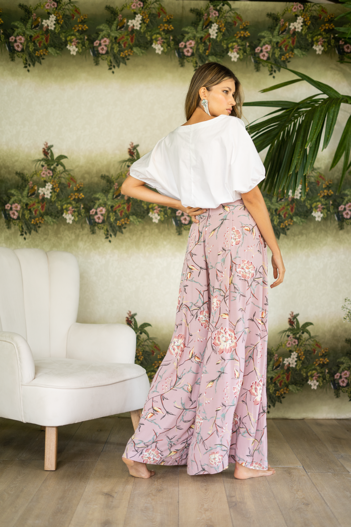 Pantalón palazzo con estampado rosado y blusa blanca.