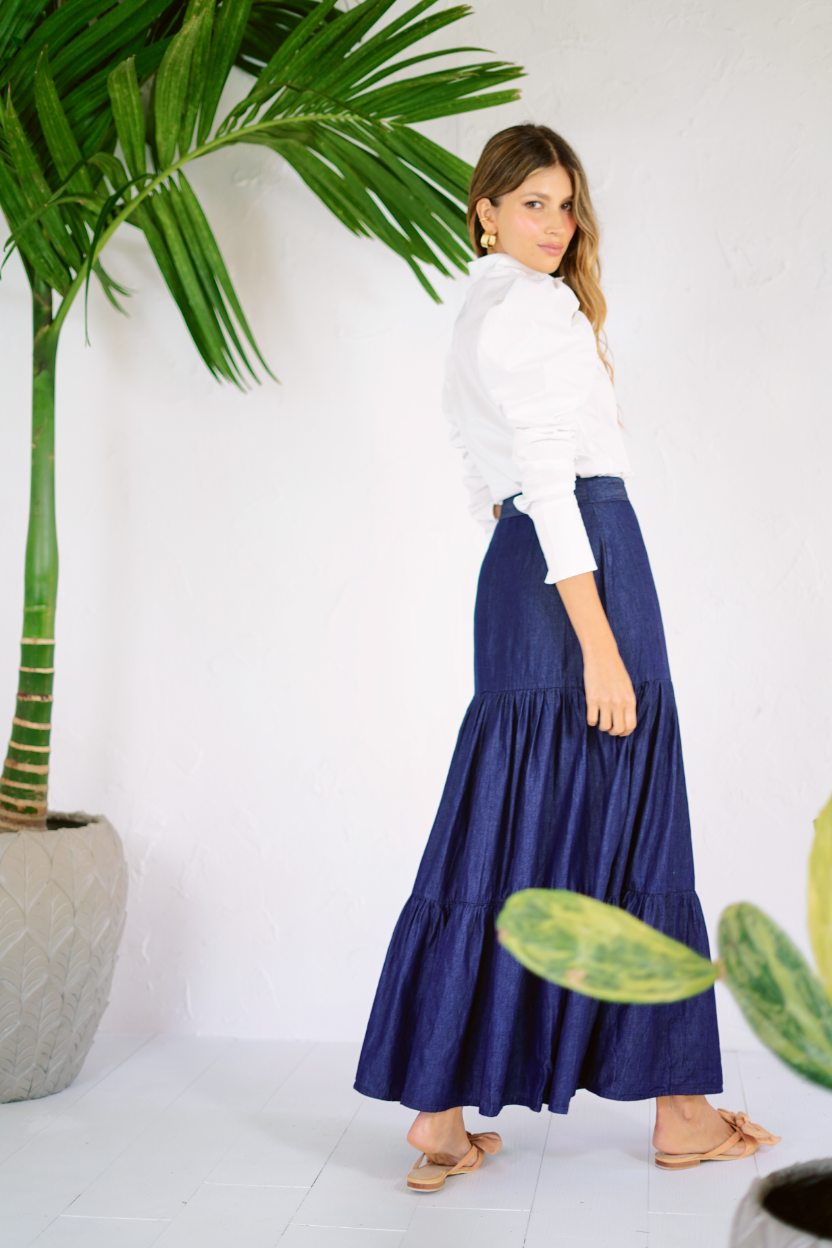 Falda larga en azul oscuro con camisa blanca y mangas puff.