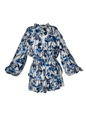 Set blanco con blusa manga larga y minifalda con resorte.