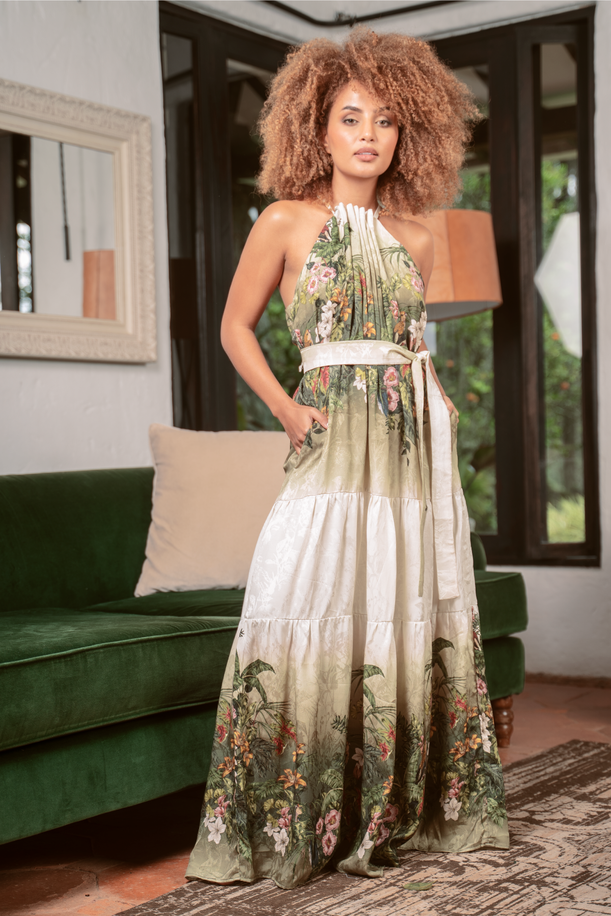 Vestido cuello halter elegante.