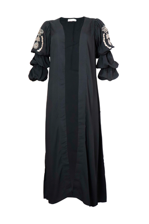 Kimono negro con mangas puff.