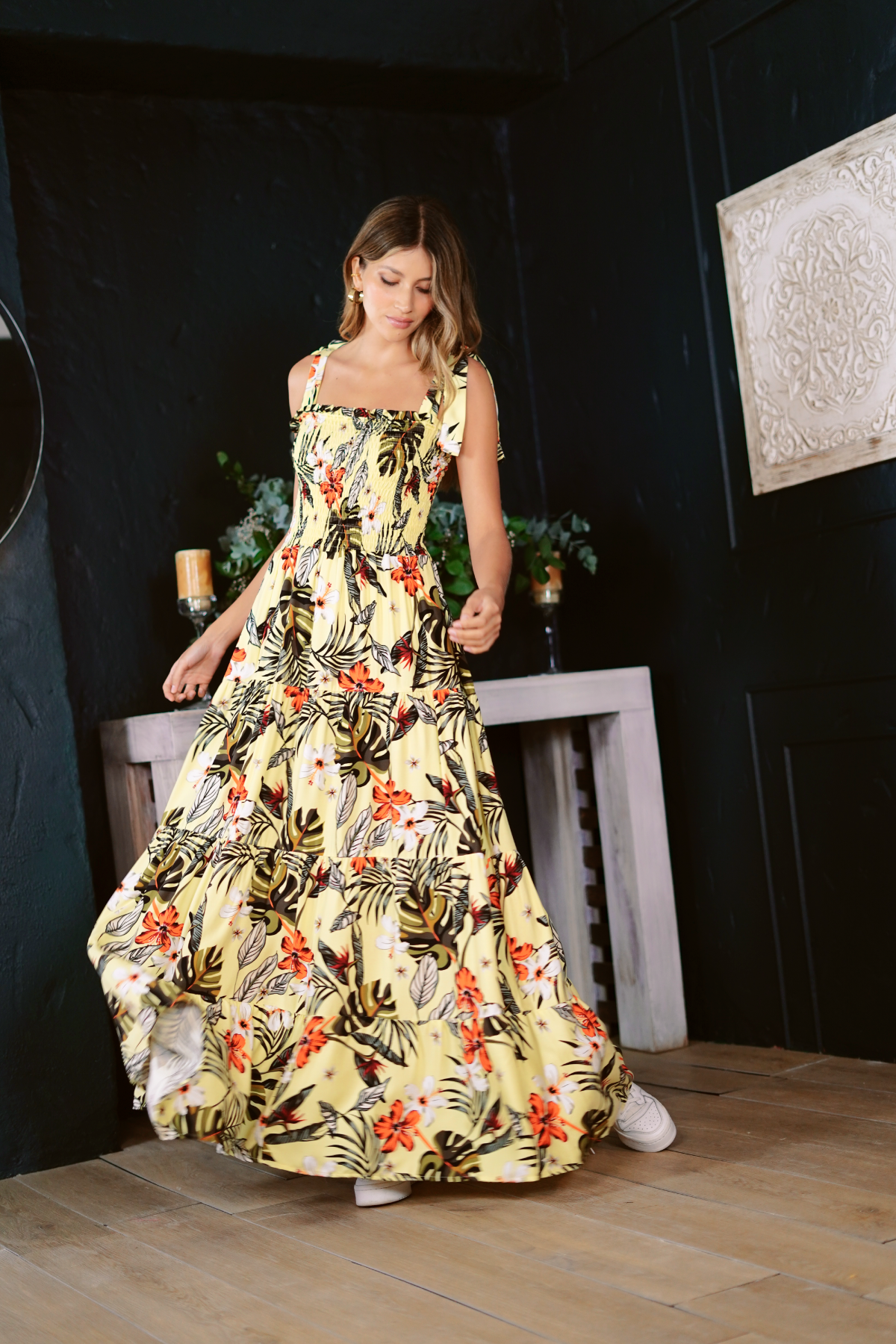 Vestido largo de tiras en fondo amarillo.