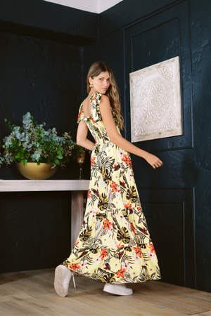 Vestido largo de tiras con escote en la espalda.
