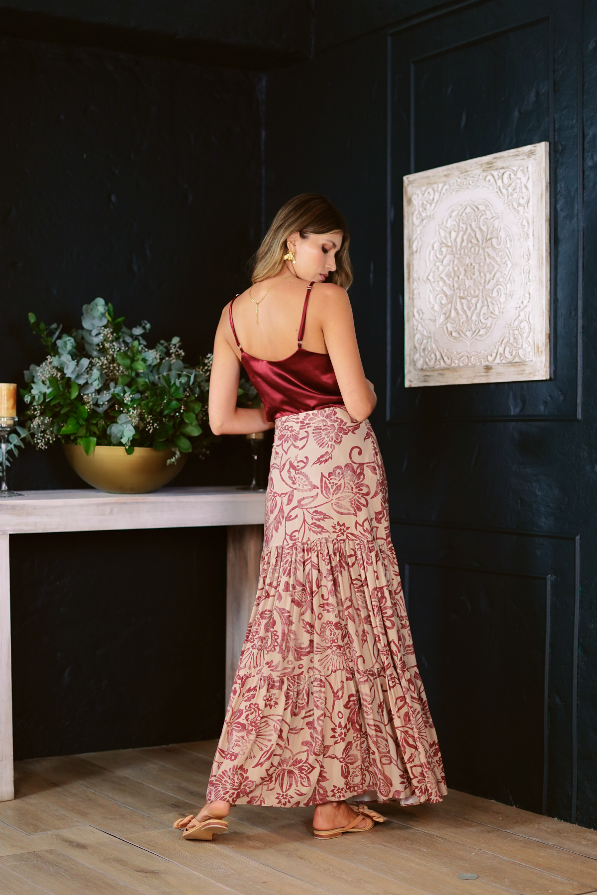 Falda larga con costura y blusa vinotinto.