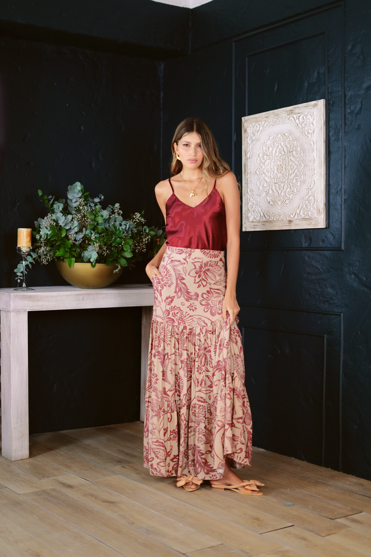 Falda larga, beige con blusa de tiras vinotinto.