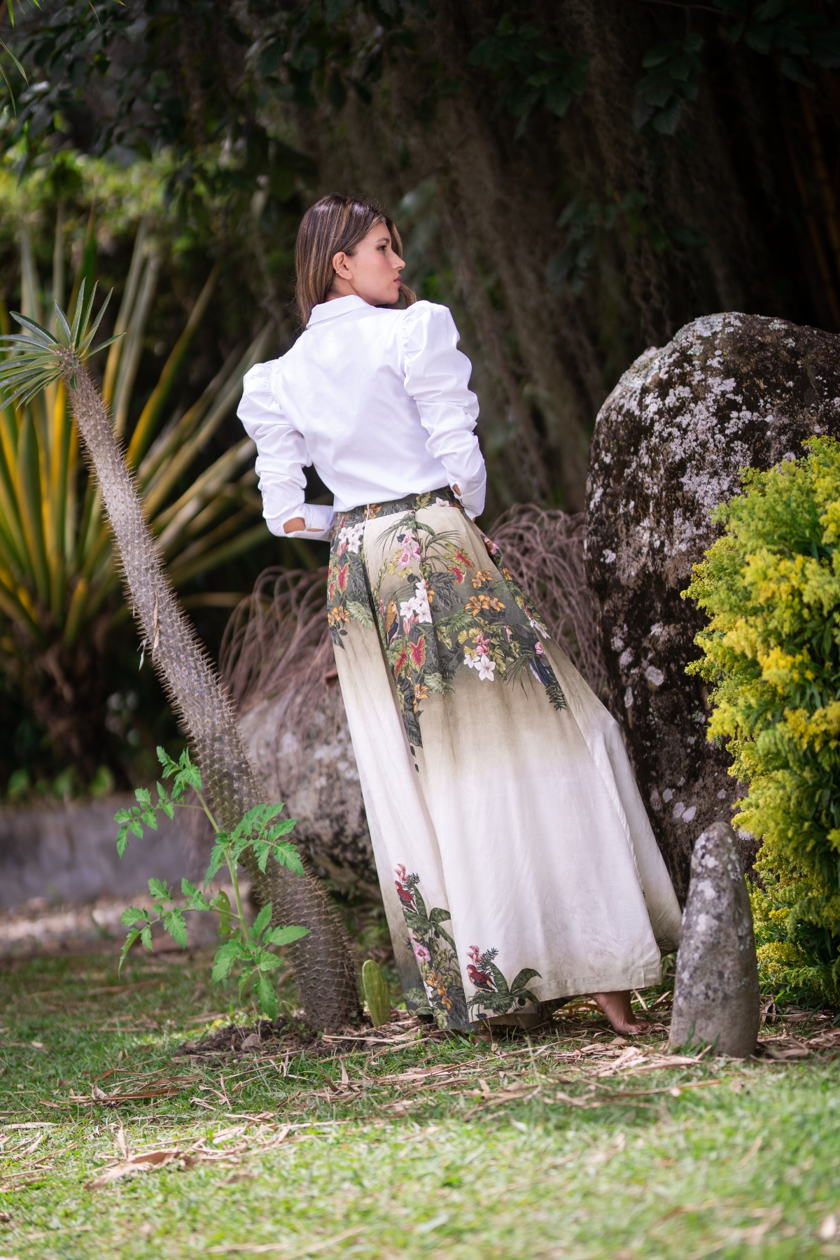 Pantalón estampado con camisa blanca manga larga.