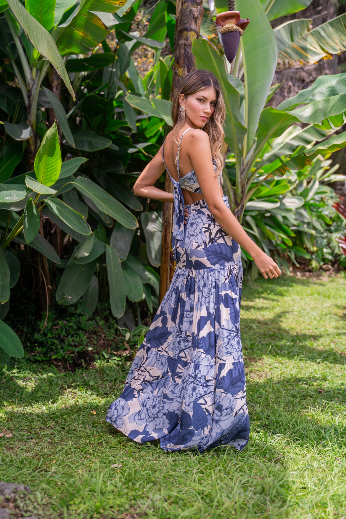 Set de crop top con escote posterior y falda larga azul.
