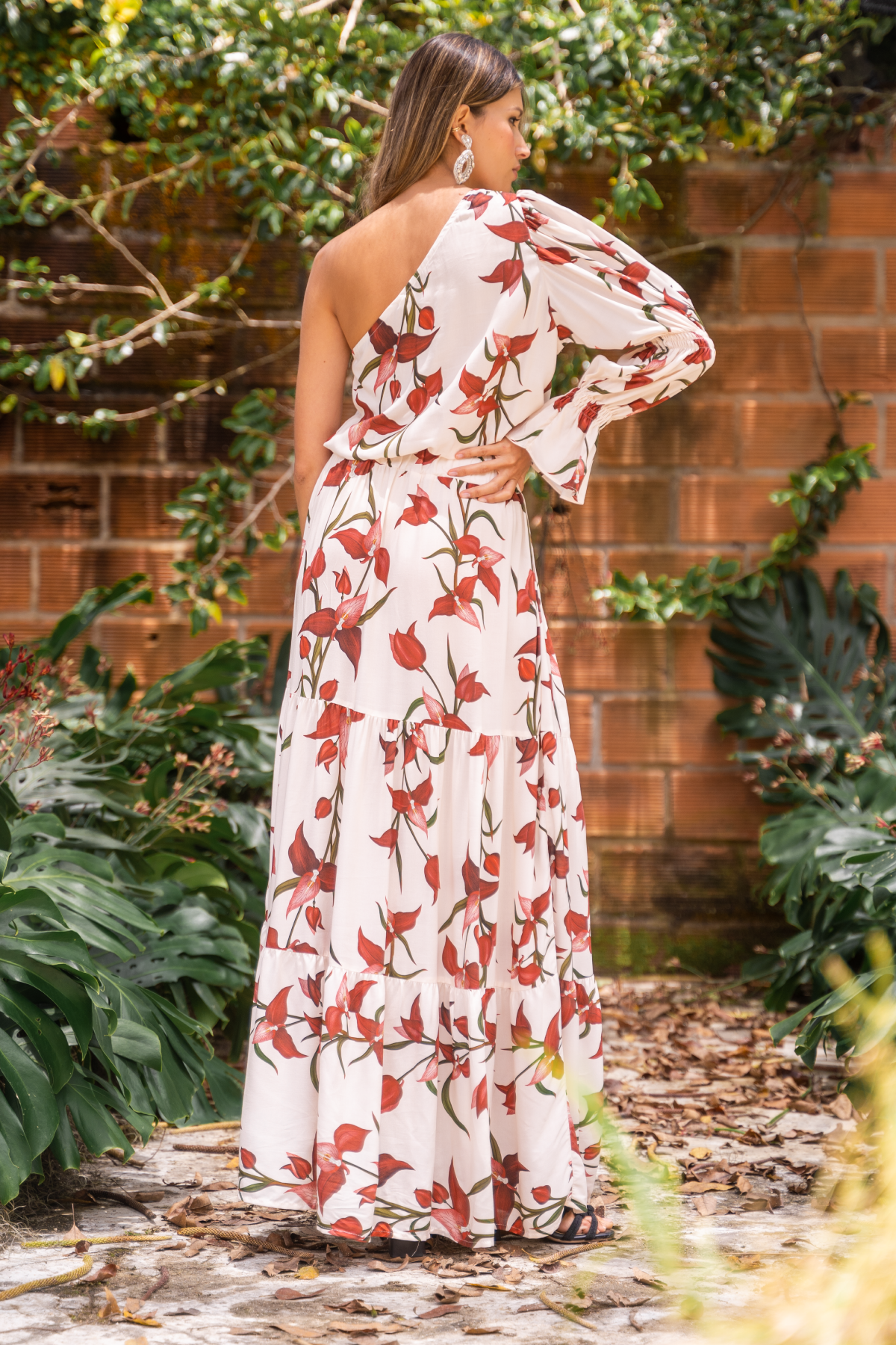 Vestido largo, asimétrico y blanco con estampado elegante.