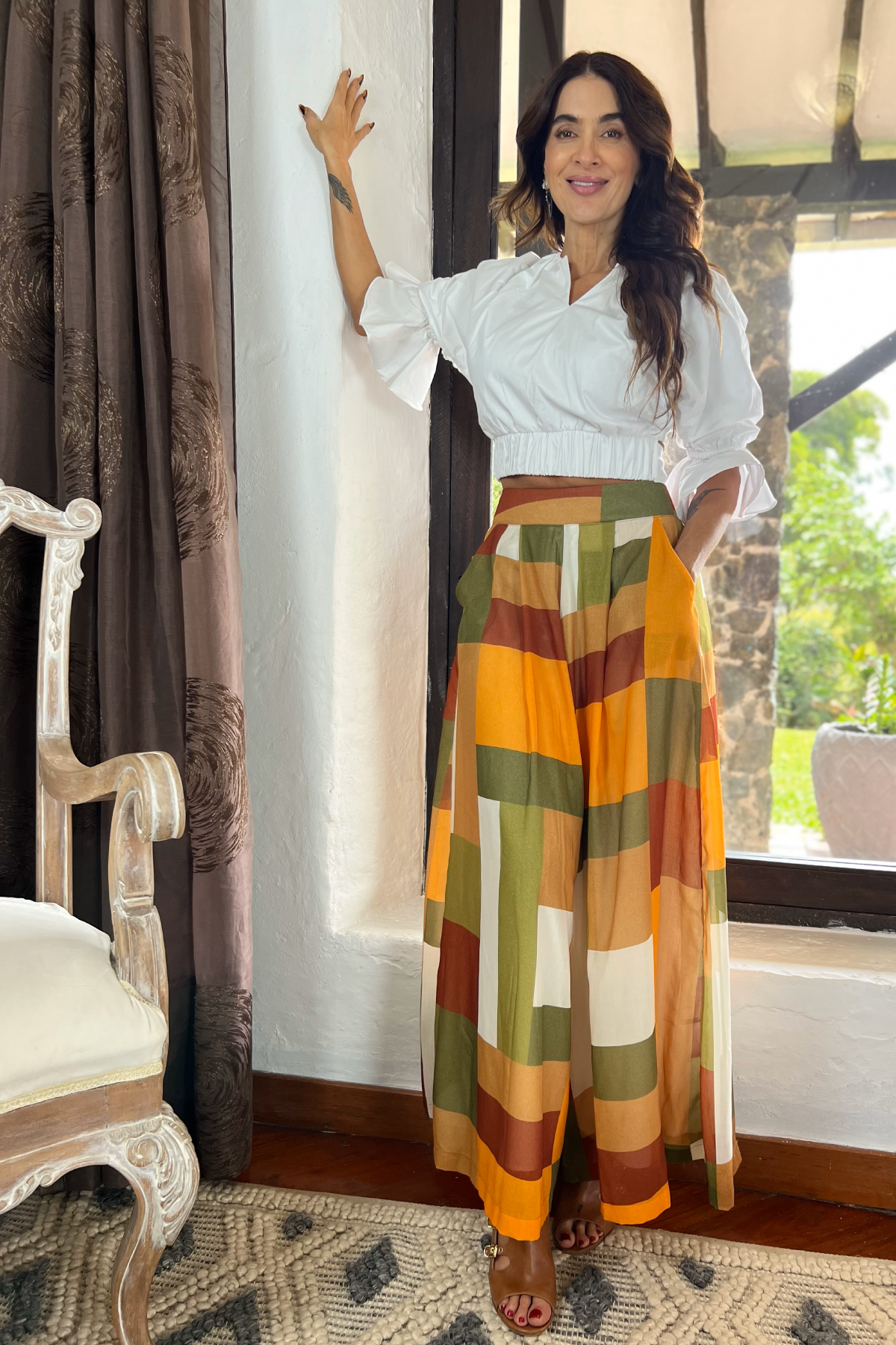 Pantalón palazzo con estampado de cuadros asimétricos blusa blanca