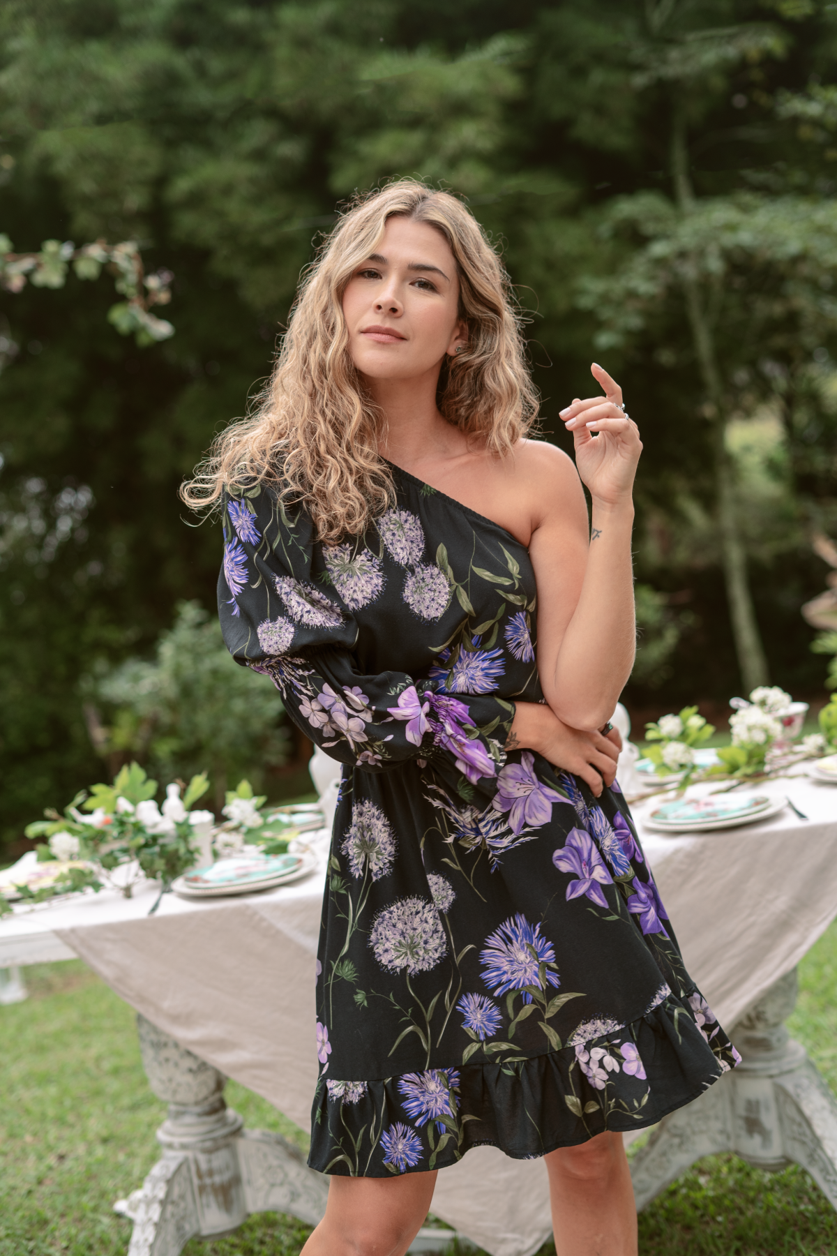 Vestido negro y lila, asimétrico.