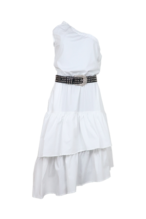 Vestido blanco asimétrico con cinturón.