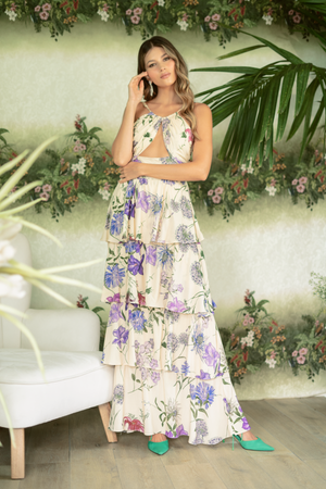 Vestido largo y elegante con tacones verdes.