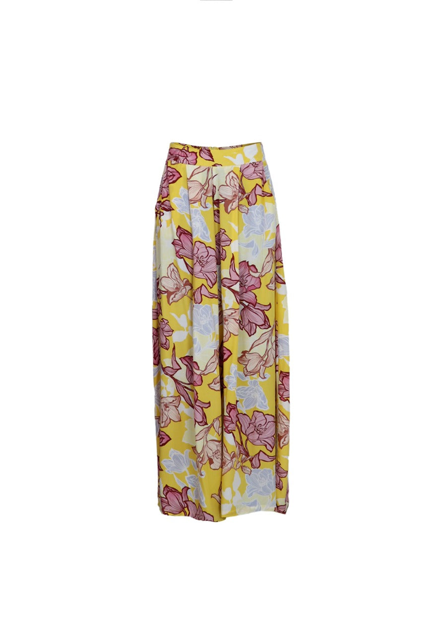 Pantalón palazzo con estampado amarillo y rojo.