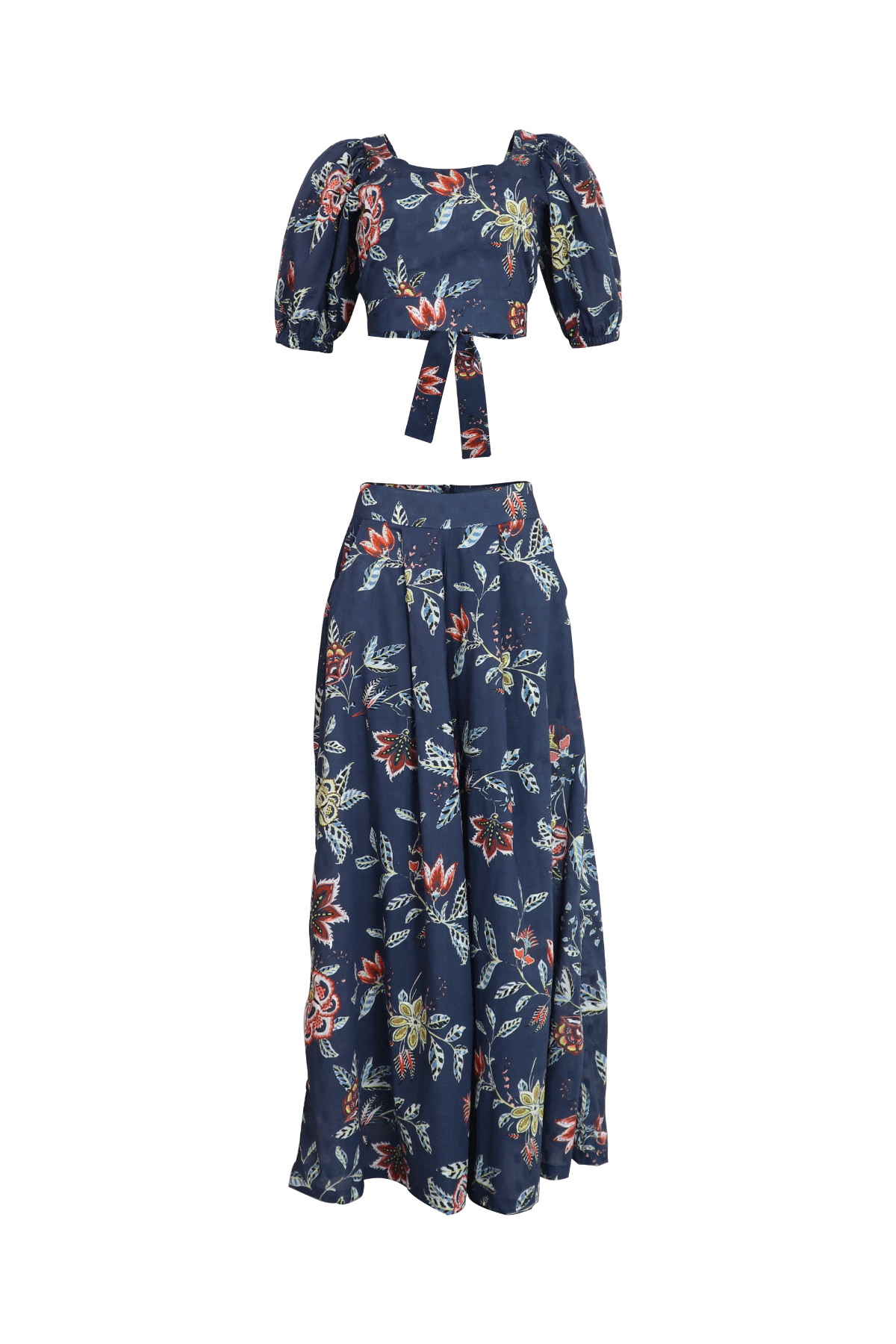 Set de crop top y pantalón palazzo en estampado azul oscuro y rojo.