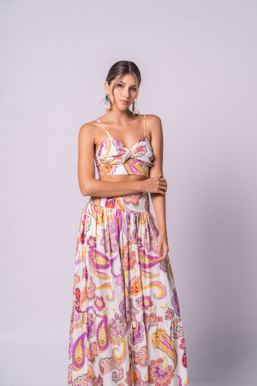Set de crop top de tiras y falda larga con estampado morado y amarillo.