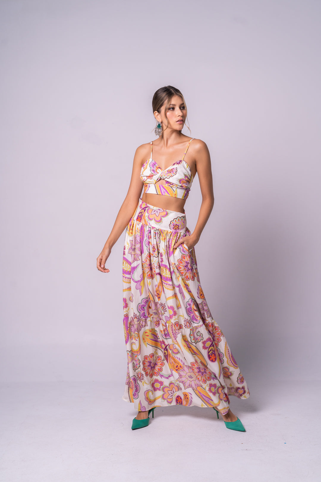 Set de crop top de tiras y falda larga con estampado muy femenino..
