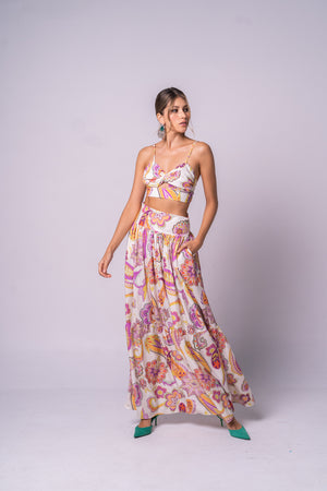Set de crop top de tiras y falda larga con estampado muy femenino..