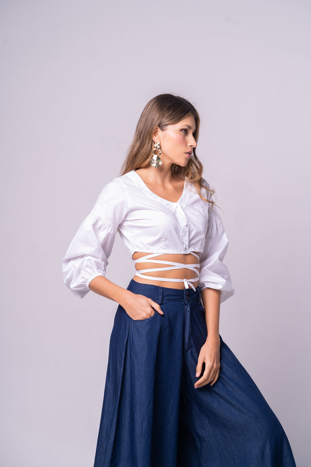 Top blanco, manga larga con resorte y tiras.