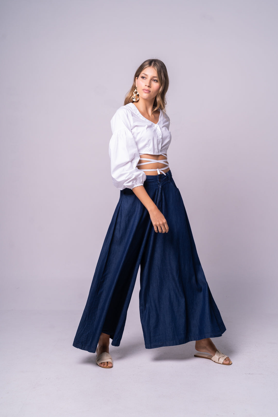 Top blanco de tiras y pantalón en índigo oscuro.