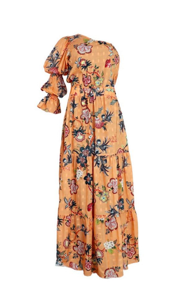 Vestido naranja y largo con cuello asimétrico, manga con volumen y estampado floral.