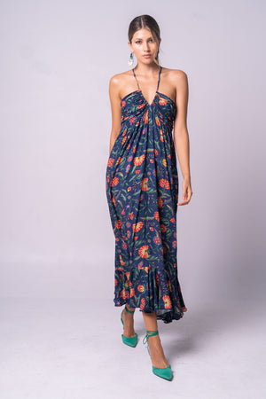 Vestido midi, azul de tiras con drapeado y estampado rojo.