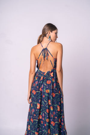 Vestido azul de tiras con espalda descubierta.