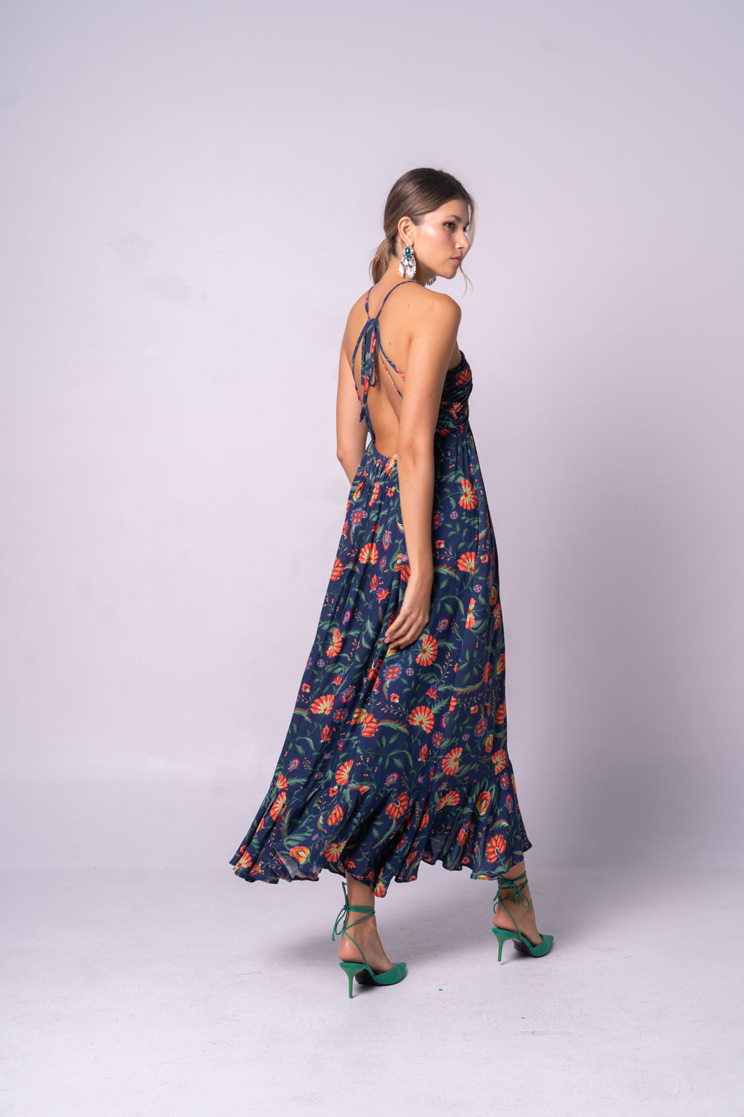 Vestido azul con espalda descubierta y tela fluida.