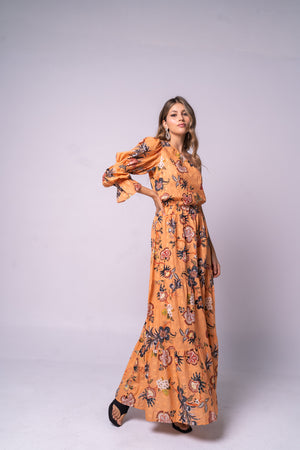 Vestido largo, asimétrico con manga puff.