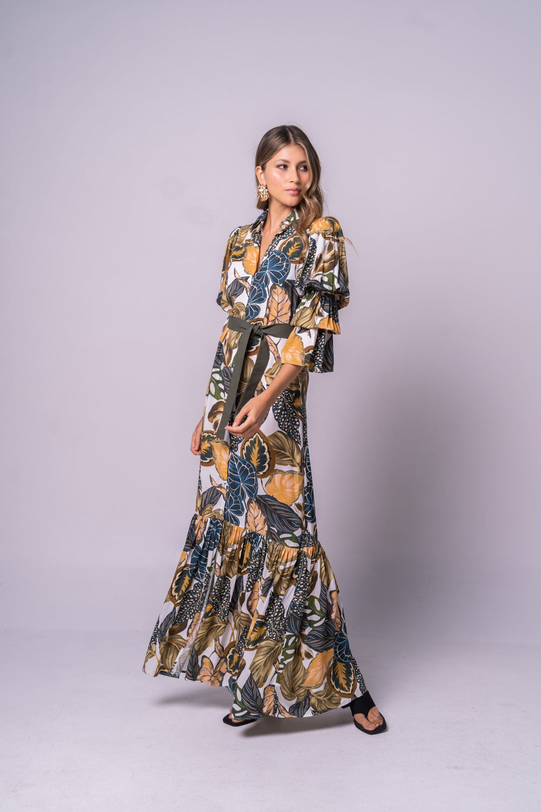 Vestido largo con botones en estampado azul y amarillo quemado.