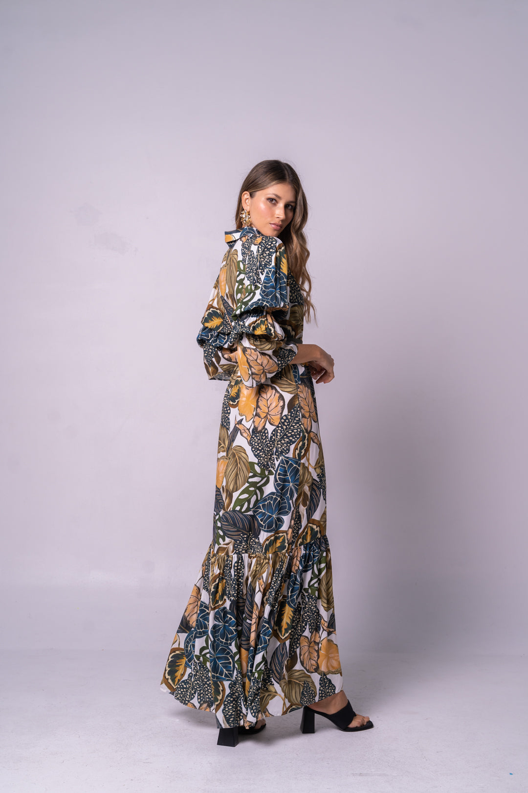 Vestido largo con manga larga y resortes que crean volumne.