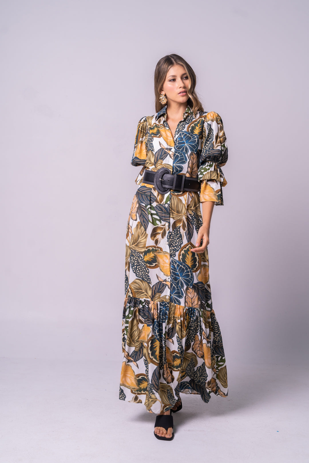 Vestido largo con botones y correa negra y ancha.