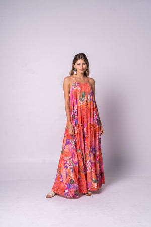 Vestido largo de tiras con mucho movimiento en color fucsia.