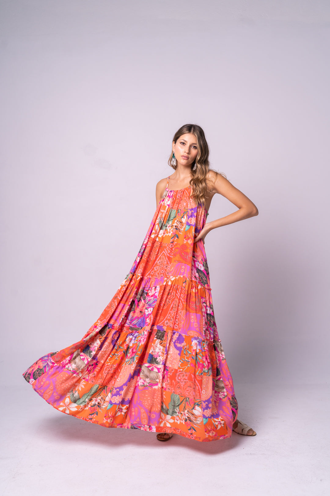 Vestido largo de tiras con mucho movimiento.