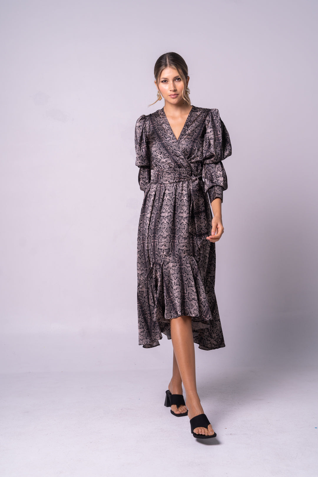Vestido largo con cuello en V en estampado pitón