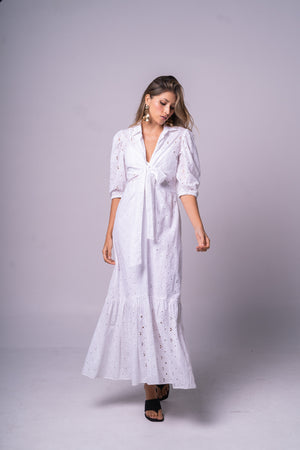 Vestido largo en ojalillo con escote en V.