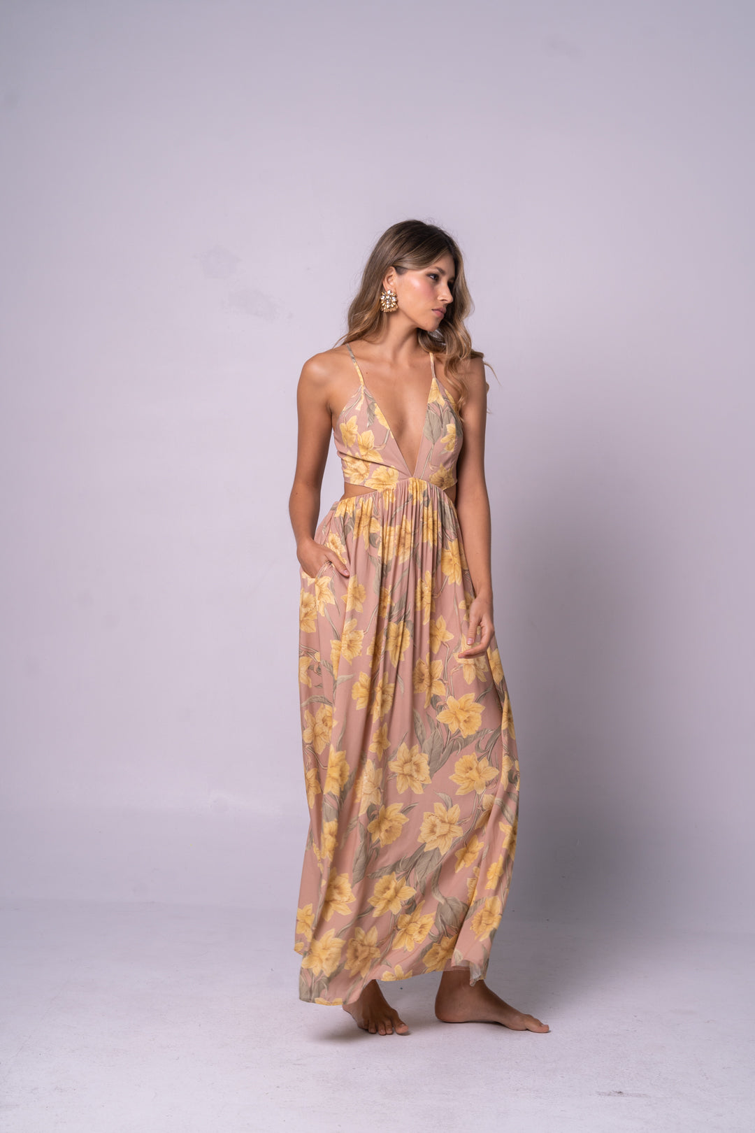 Vestido largo de tiras con cortes sobre la cintura.