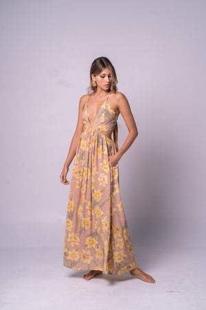 Vestido largo de tiras con estampado rosa y amarillo.