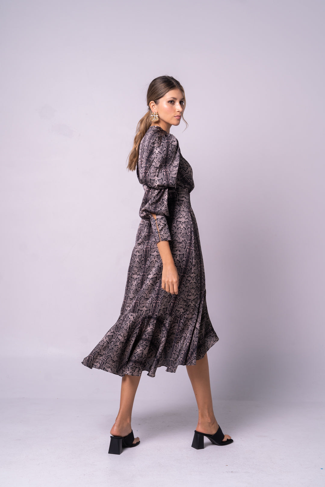 Vestido midi con mangas con resortes en estampado pitón.